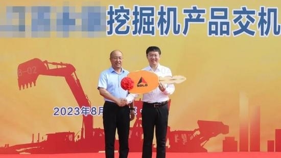 山东临工与江苏集团战略合作挖掘机交付仪式举行(图3)