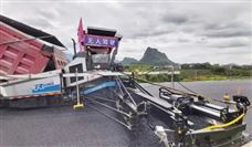 无人机群施工技术助力高速公路建设 智能化路面摊铺压实新突破